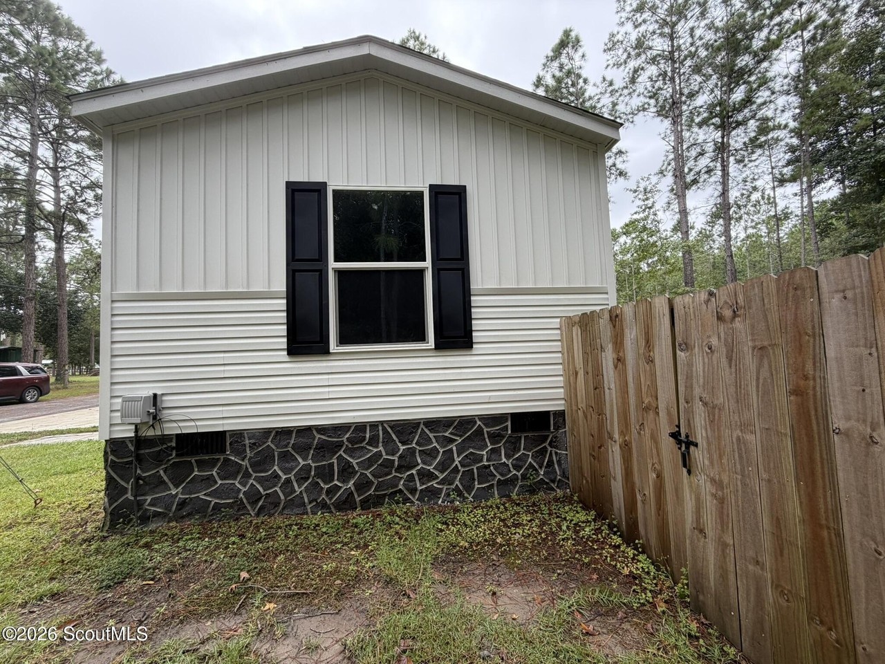 1021 Taylor Dr Se - Photo 2 of 11