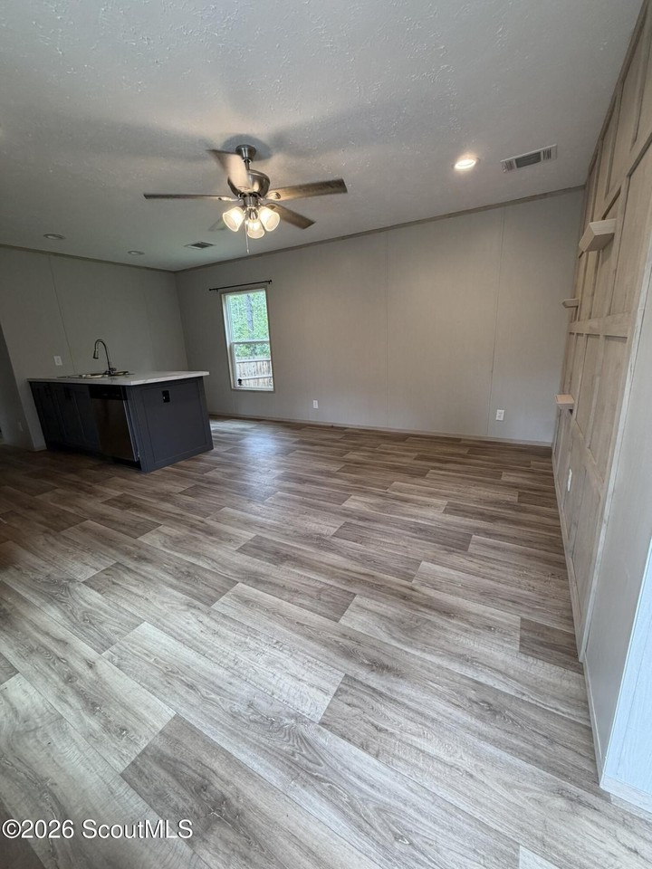 1021 Taylor Dr Se - Photo 5 of 11