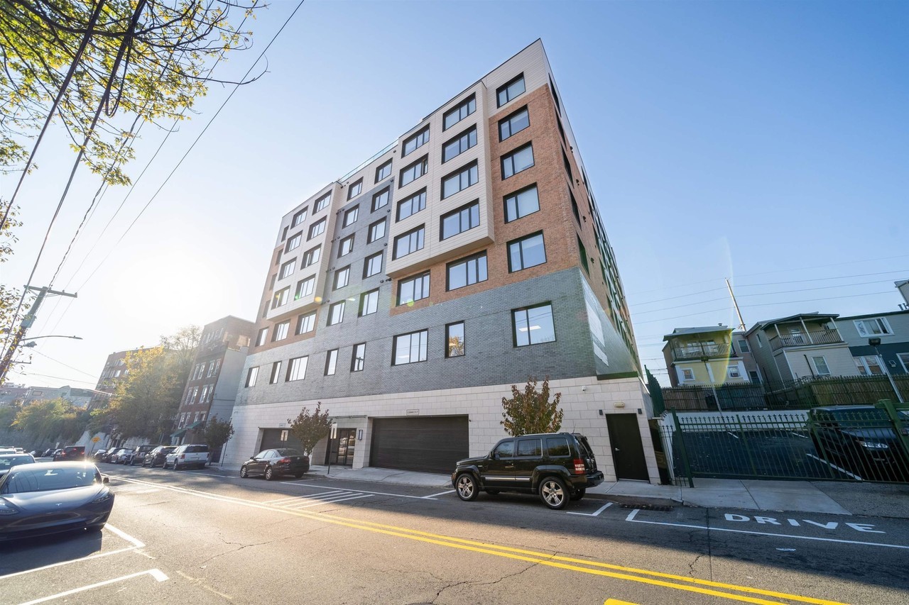 1410 Palisade Ave #610 - Photo 7 of 9