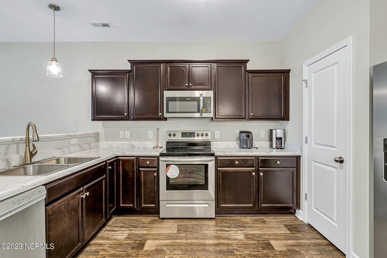 14 Jaydn Drive W - Photo 6 of 22