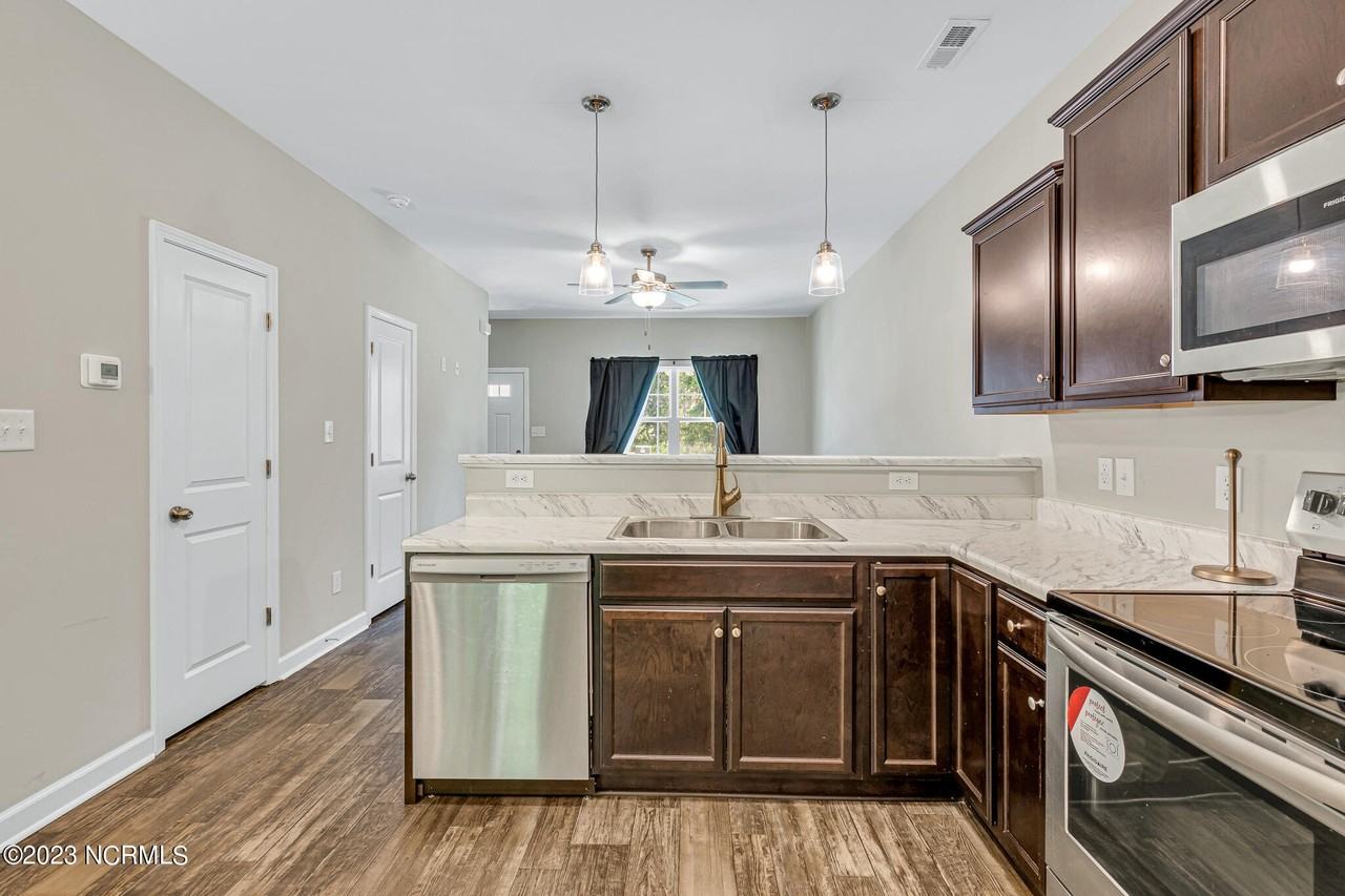 14 Jaydn Drive W - Photo 7 of 22