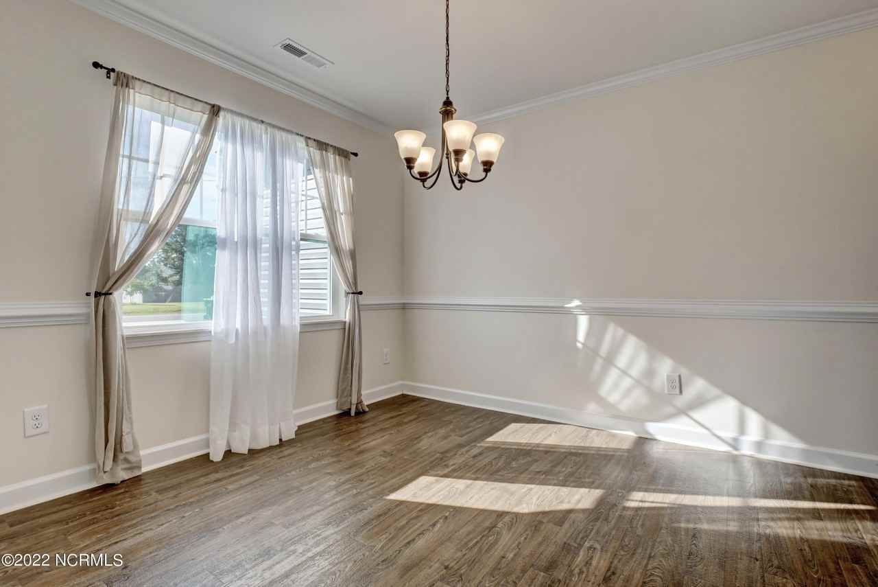 109 Easton Dr - Photo 6 of 32