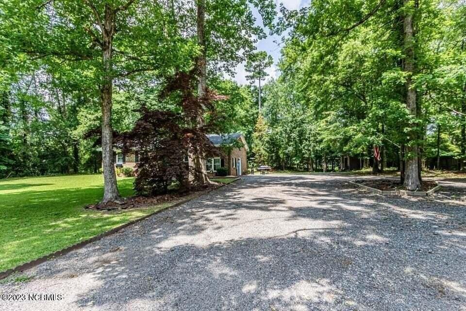 208 Toni Dr - Photo 5 of 30