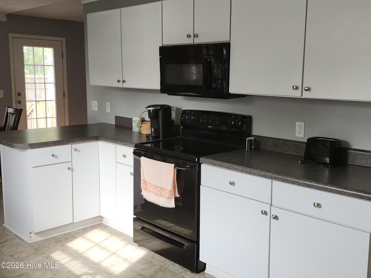 350 Woodgreen Dr - Photo 7 of 21
