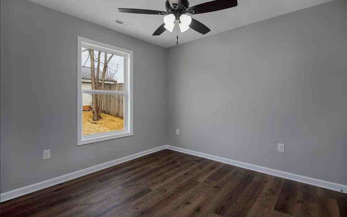 401 Broadway St - Photo 7 of 12