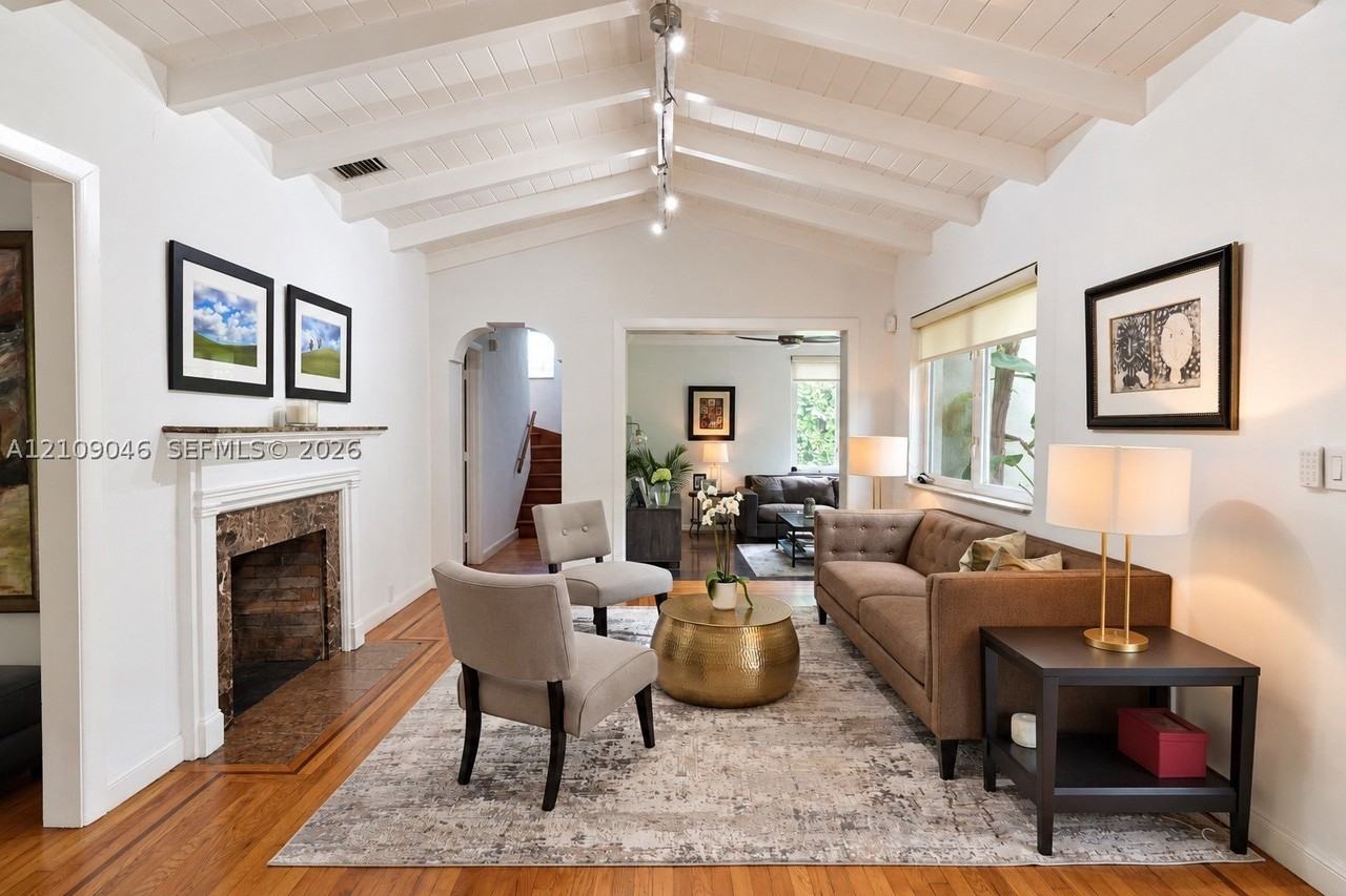 781 Ne 73rd St - Photo 6 of 39