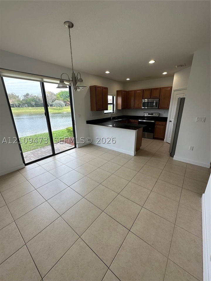 347 Ne 194th Ln - Photo 4 of 36