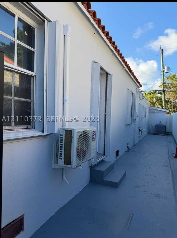 1765 Sw 21st St #1 - Photo 4 of 11