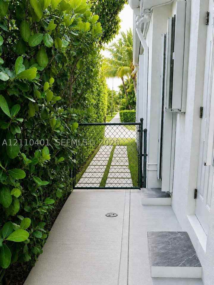 525 Sw 67th Ave #2 - Photo 4 of 8