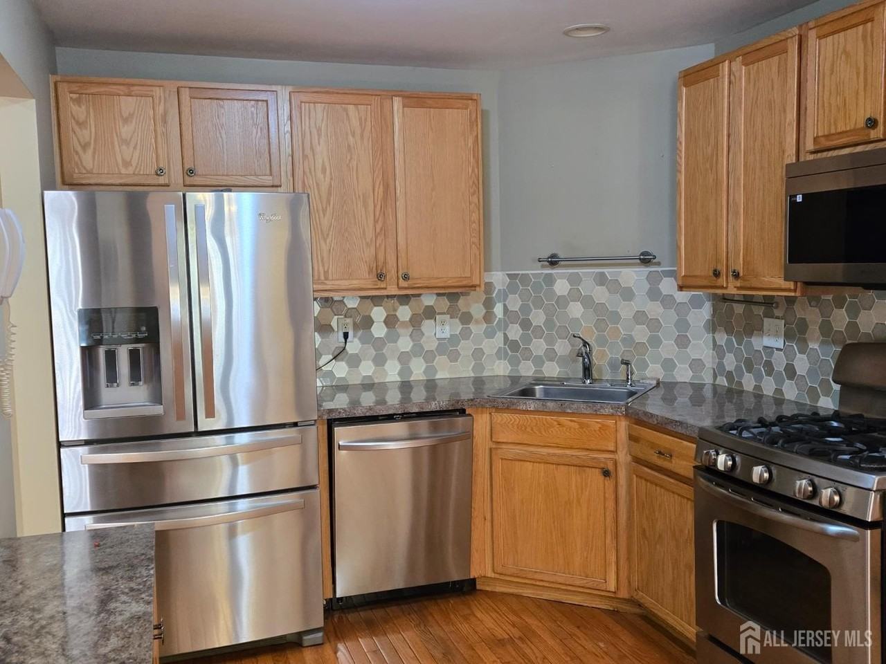 18 Linda Ct - Photo 7 of 23