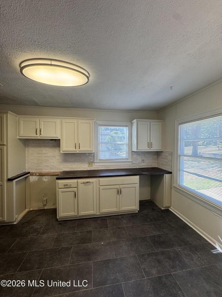 4536 Normandy Dr - Photo 4 of 19