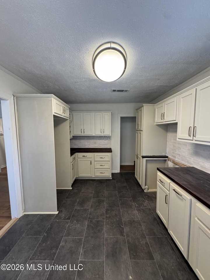 4536 Normandy Dr - Photo 5 of 19