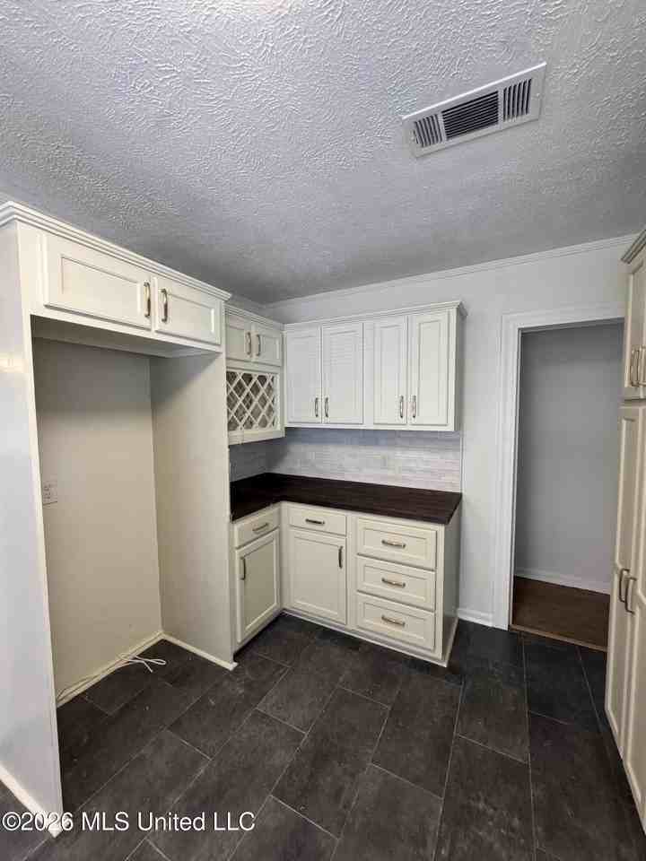 4536 Normandy Dr - Photo 6 of 19