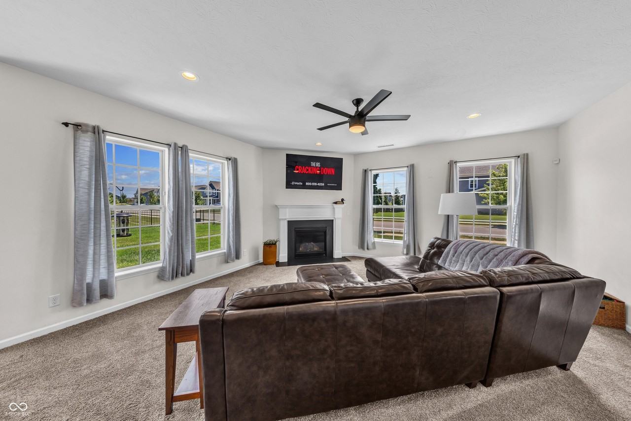 9875 Gallop Ln - Photo 4 of 20