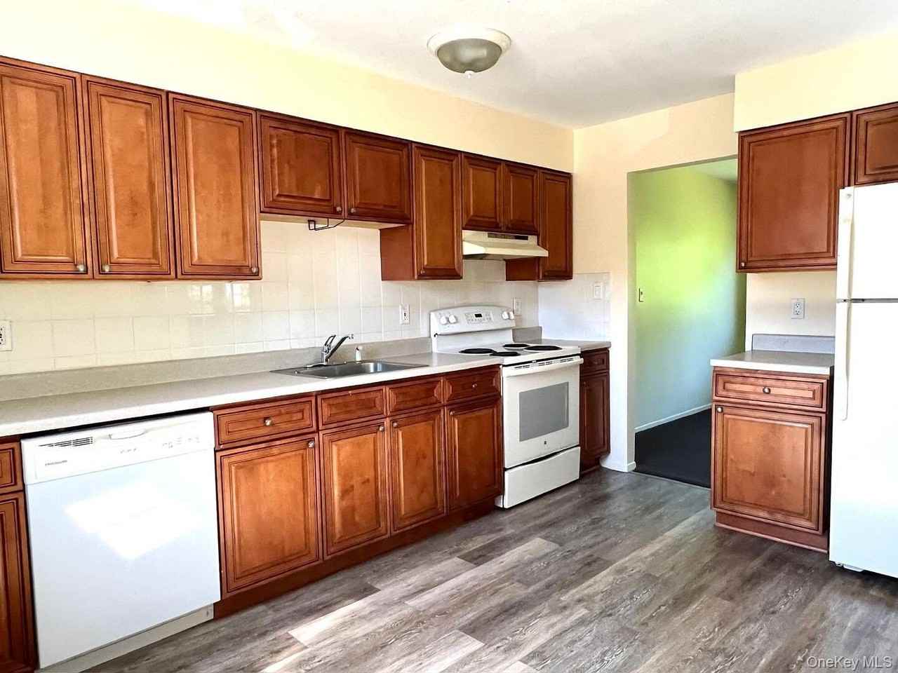 66 Hawthorne Ave ## 68 - Photo 3 of 15