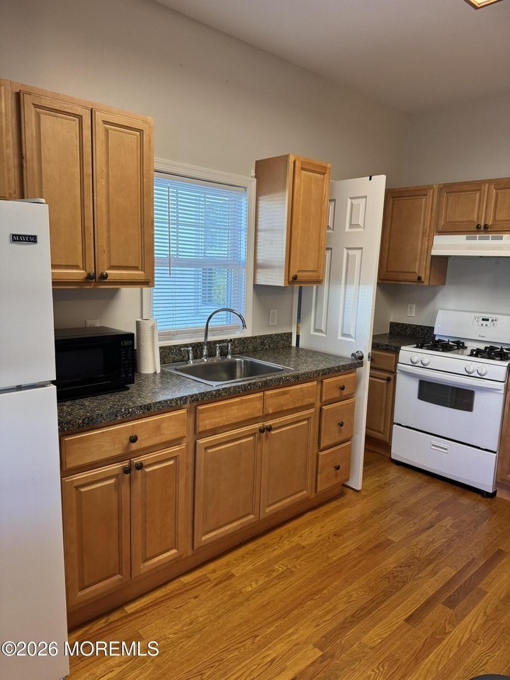 807 Grand Central Ave #1 - Photo 6 of 9