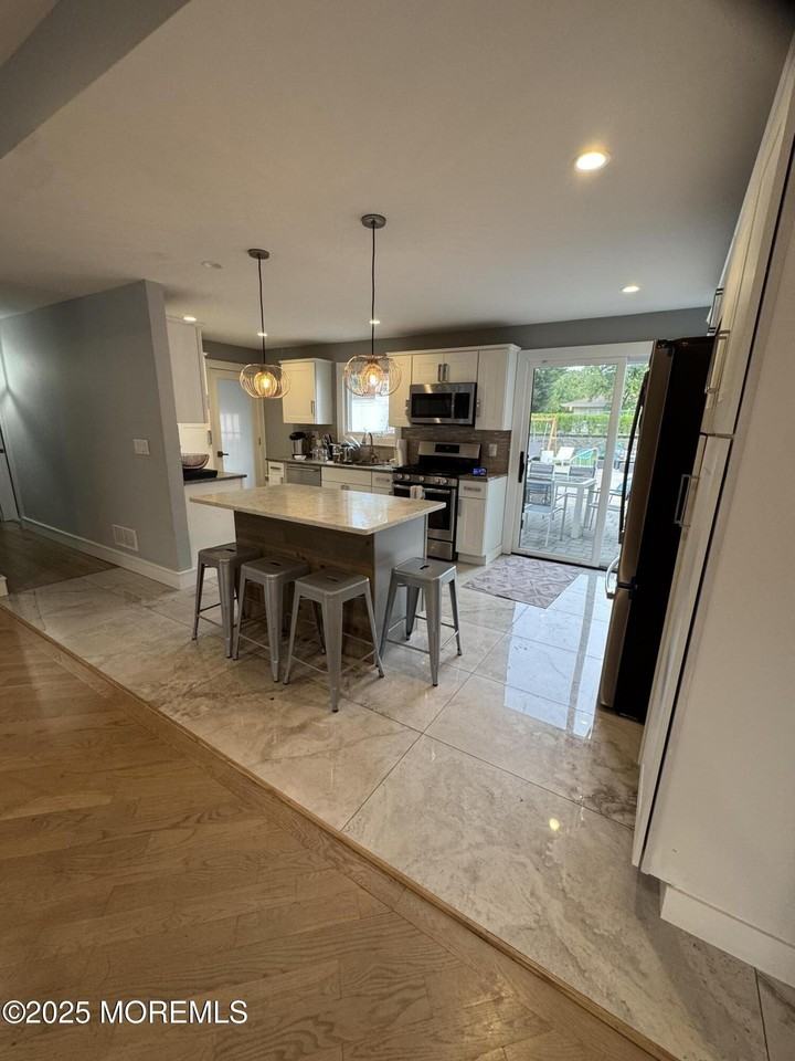 259 Roosevelt Ave - Photo 4 of 19