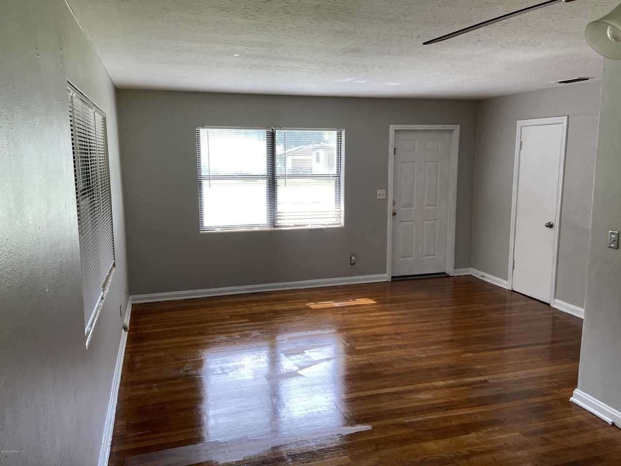 10218 Haverford Rd - Photo 2 of 10