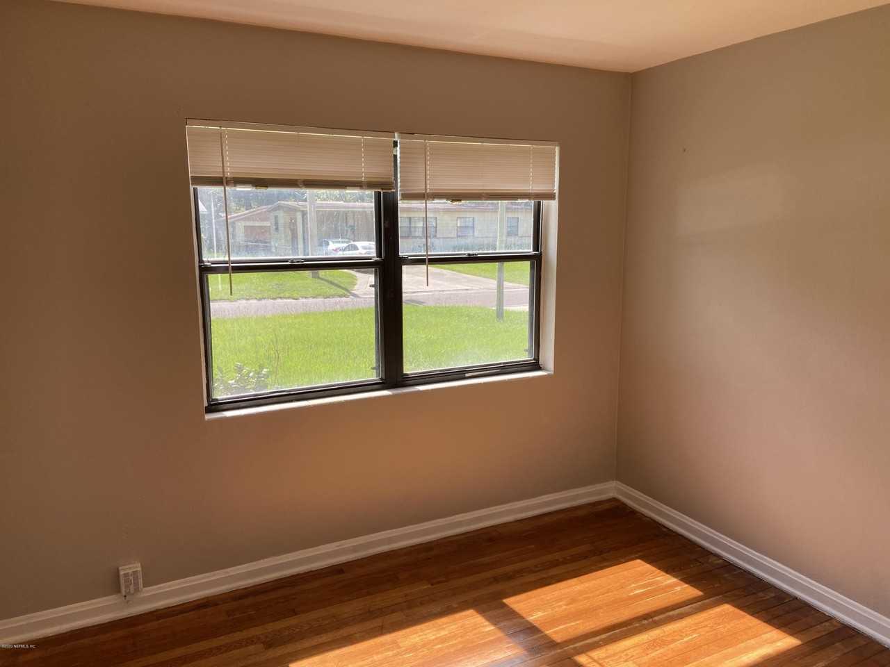 10218 Haverford Rd - Photo 6 of 10