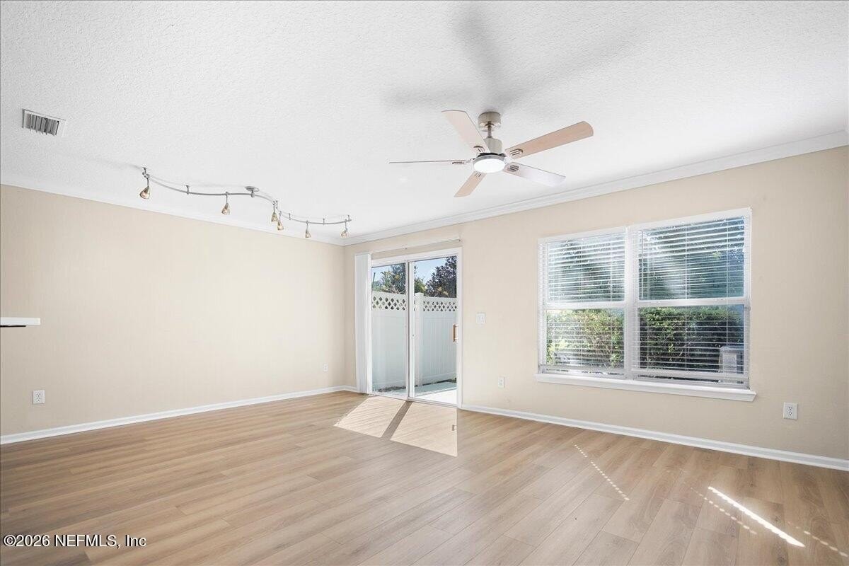 409 Walnut Dr - Photo 4 of 30