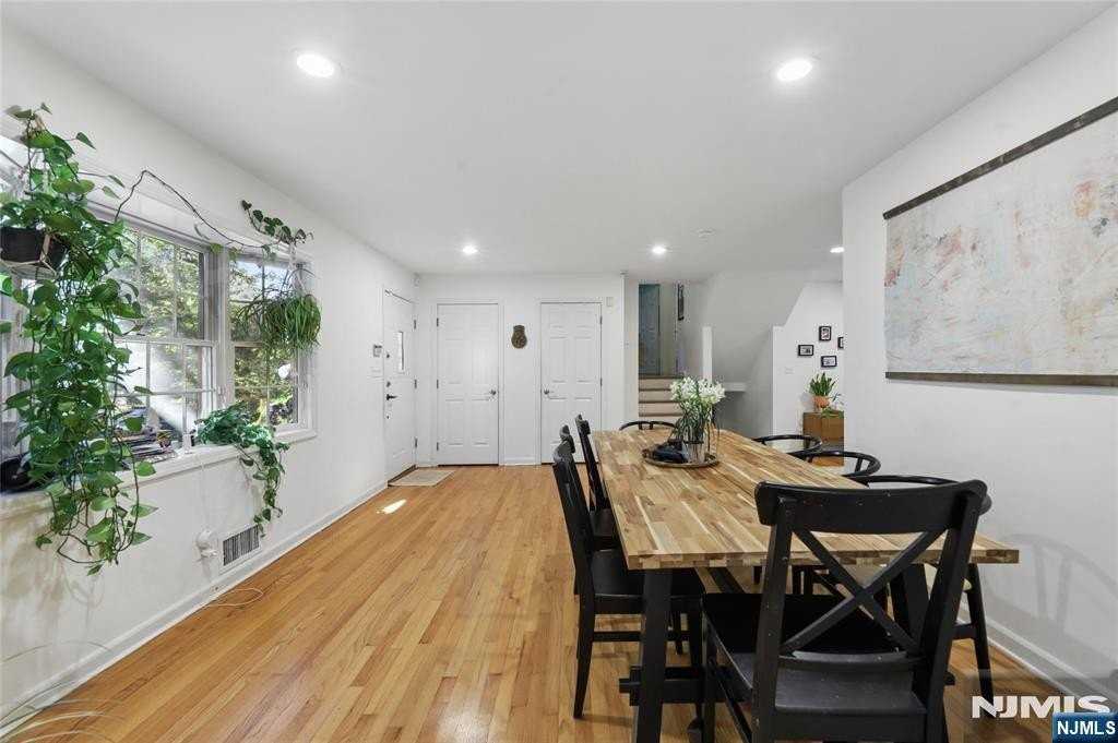 442 11th St - Photo 4 of 28