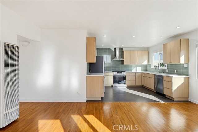 1027 Avenue C - Photo 5 of 8