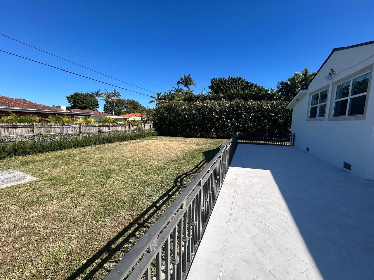 1526 Sw 18th St - Photo 2 of 8