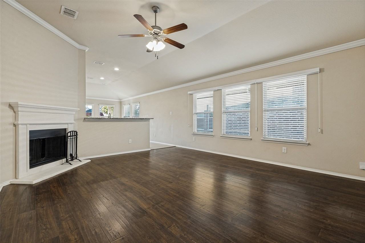 11800 Kurth Dr - Photo 4 of 25