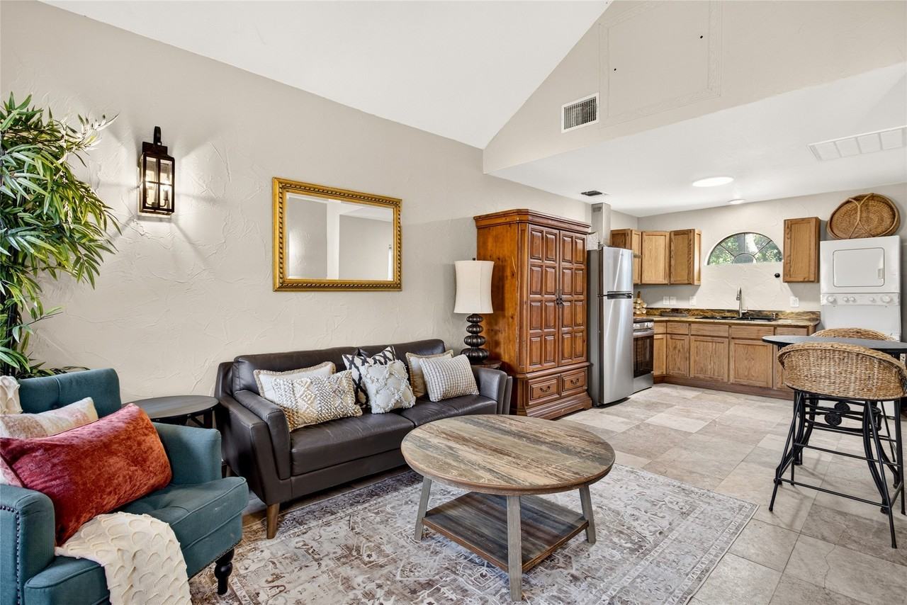 702 W Spring St - Photo 5 of 13