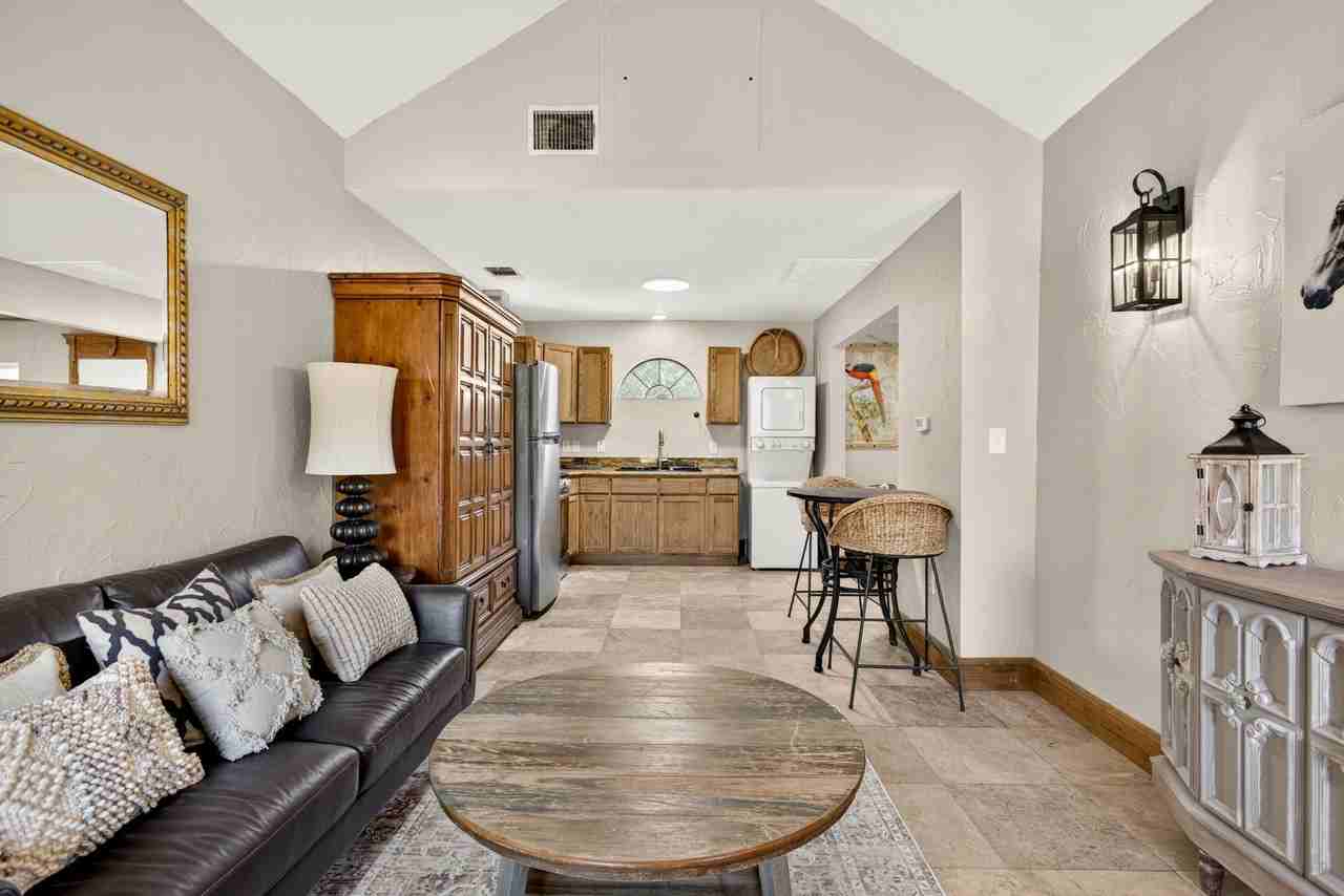 702 W Spring St - Photo 6 of 13