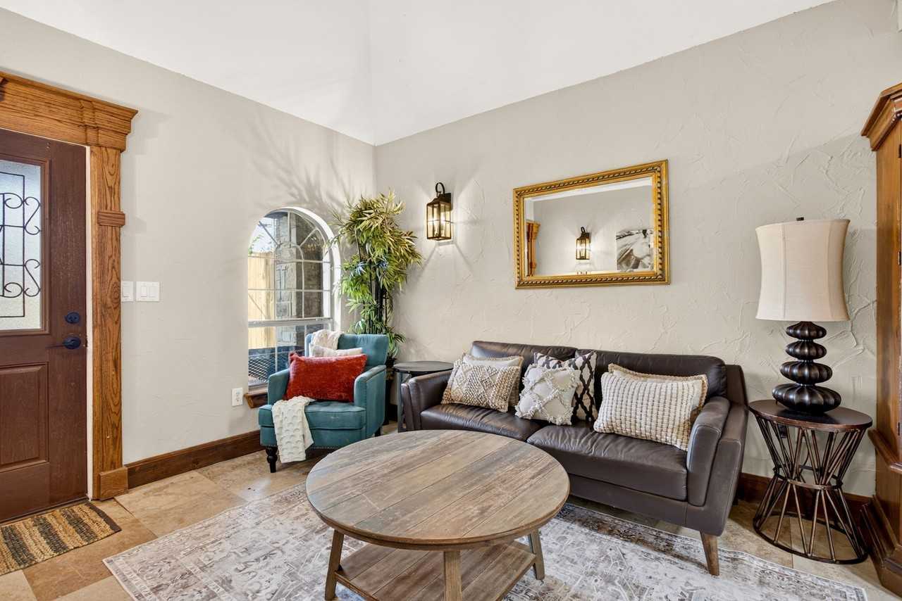 702 W Spring St - Photo 7 of 13