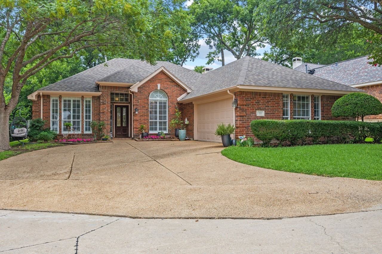 221 Freedom Ct - Photo 2 of 30