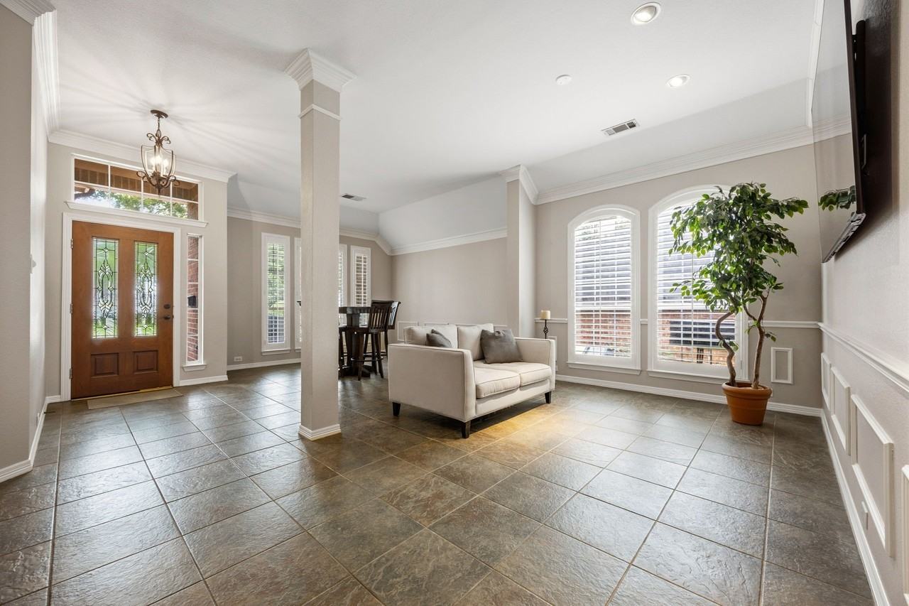 221 Freedom Ct - Photo 3 of 30