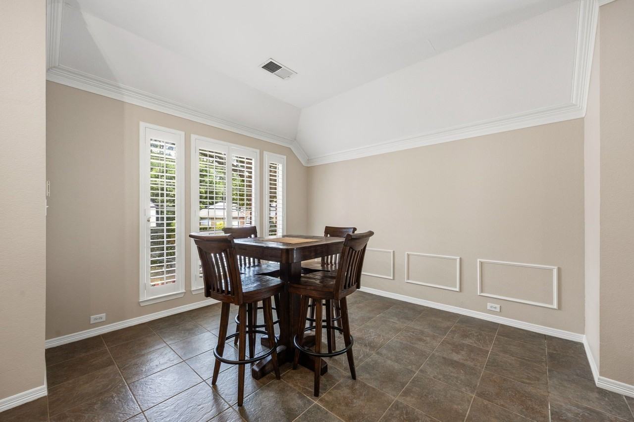 221 Freedom Ct - Photo 5 of 30