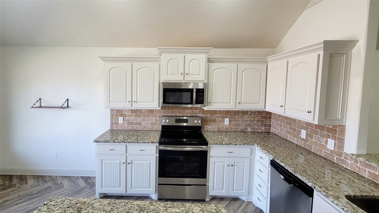 3830 Bettes Ln - Photo 4 of 33