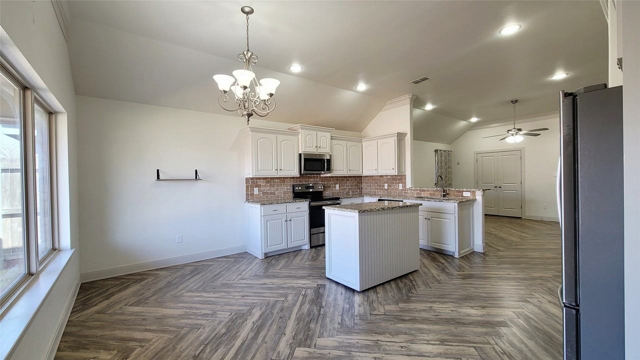 3830 Bettes Ln - Photo 6 of 33