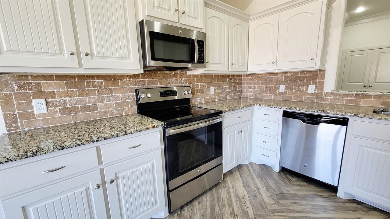 3830 Bettes Ln - Photo 7 of 33