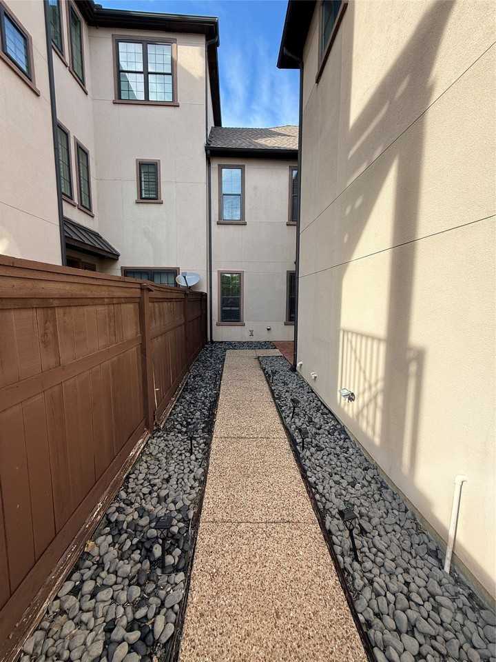 1025 Emerson Park Ln - Photo 2 of 21