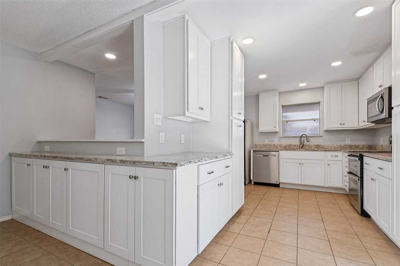 2218 Royal Oaks Dr - Photo 4 of 12