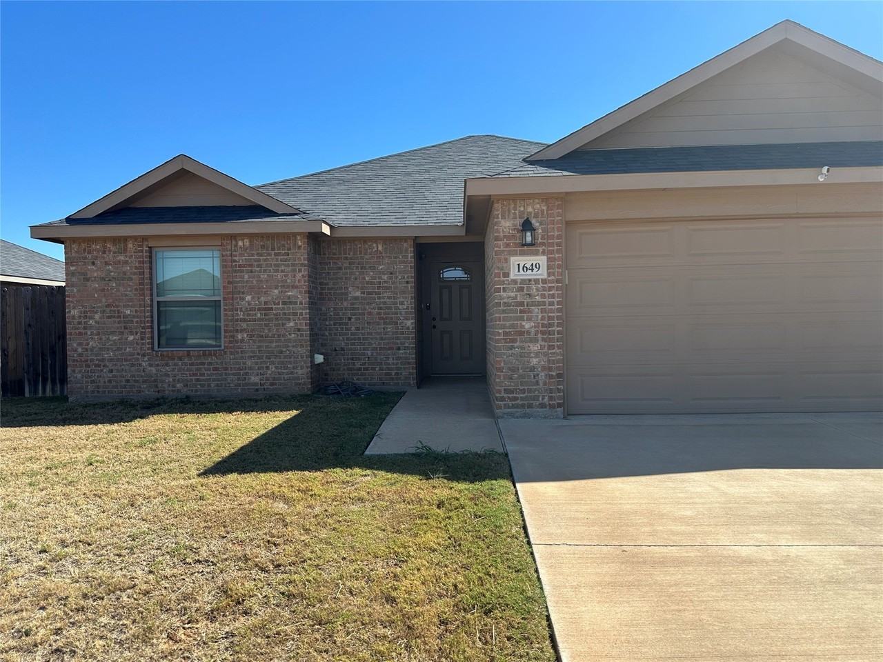 1649 Sweetwater Ln - Photo 2 of 9
