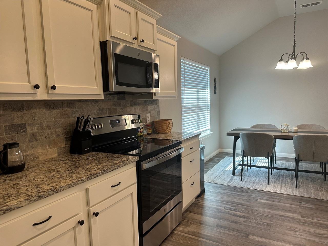 1649 Sweetwater Ln - Photo 4 of 9