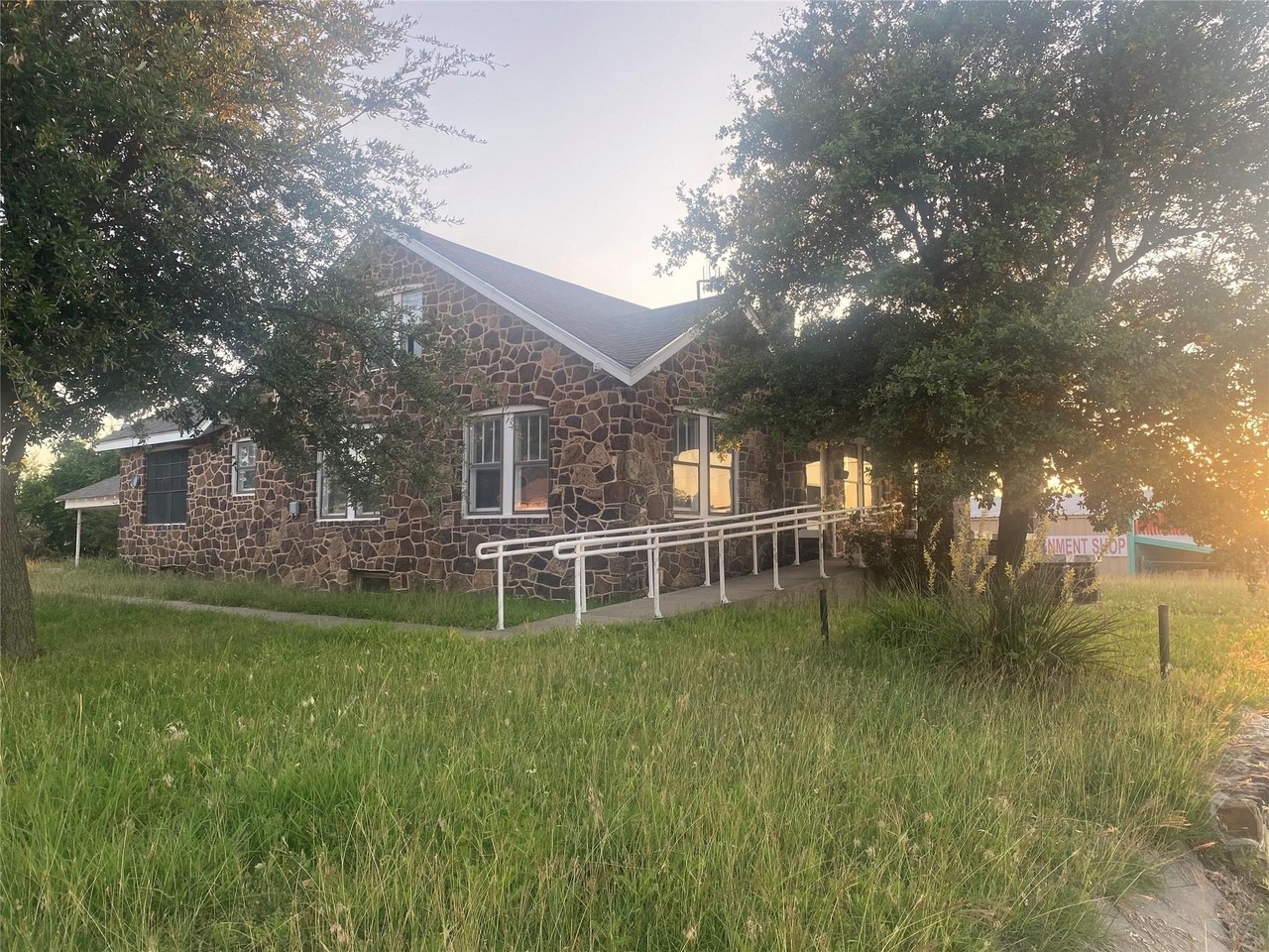 602 E Wise St - Photo 2 of 17