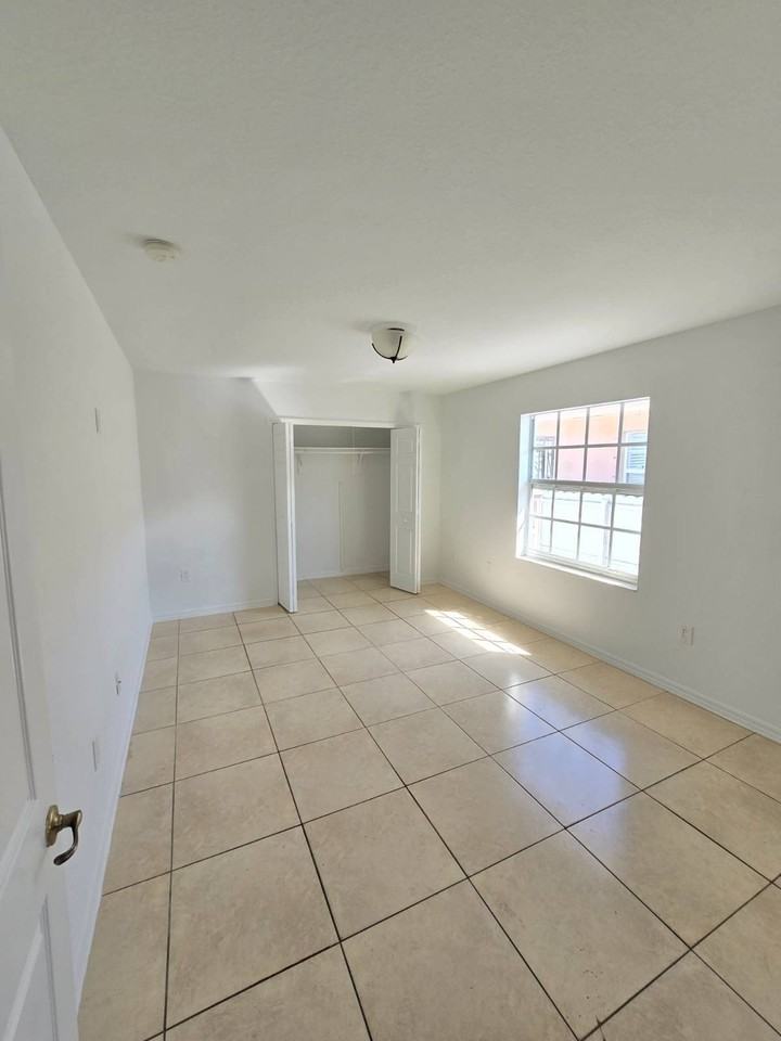 3392 Sw 24th St #3390 - Photo 4 of 10