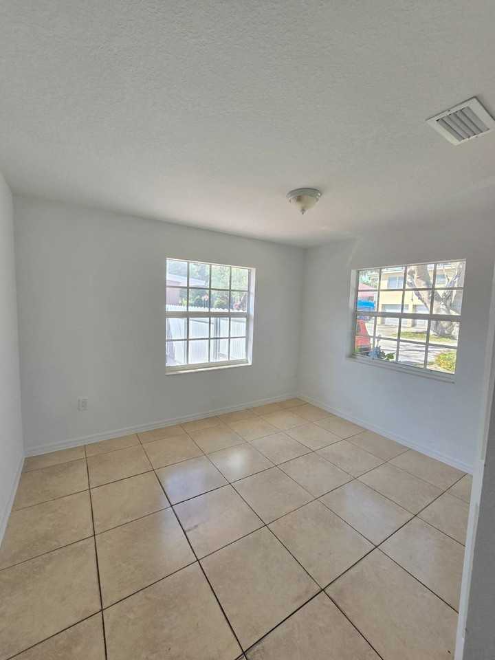 3392 Sw 24th St #3390 - Photo 7 of 10
