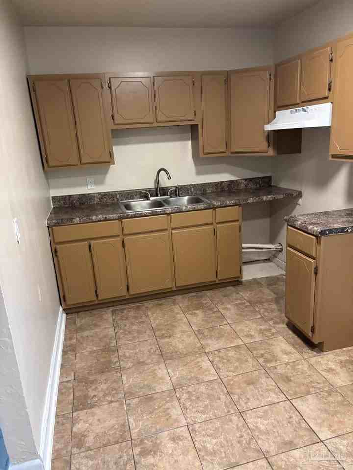 909 Cranbrook Ave - Photo 4 of 11