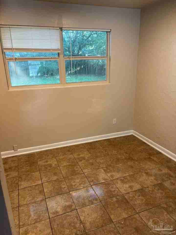 909 Cranbrook Ave - Photo 5 of 11