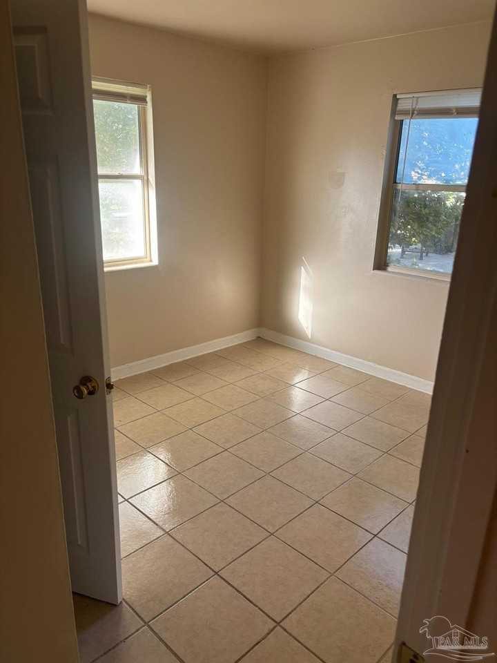 909 Cranbrook Ave - Photo 6 of 11
