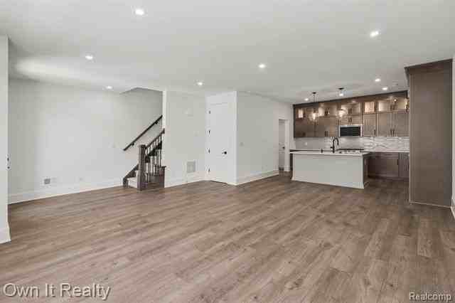 411 S Center St - Photo 4 of 15