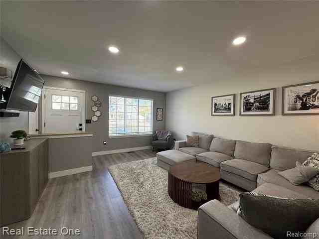 517 Renshaw St - Photo 6 of 29