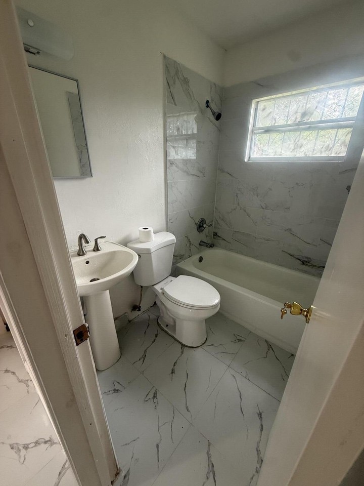 957 Ne 15th Ave - Photo 4 of 13